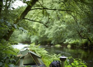 Essentiële Outdoor Uitrusting: Van Wandelschoenen tot Regenjassen